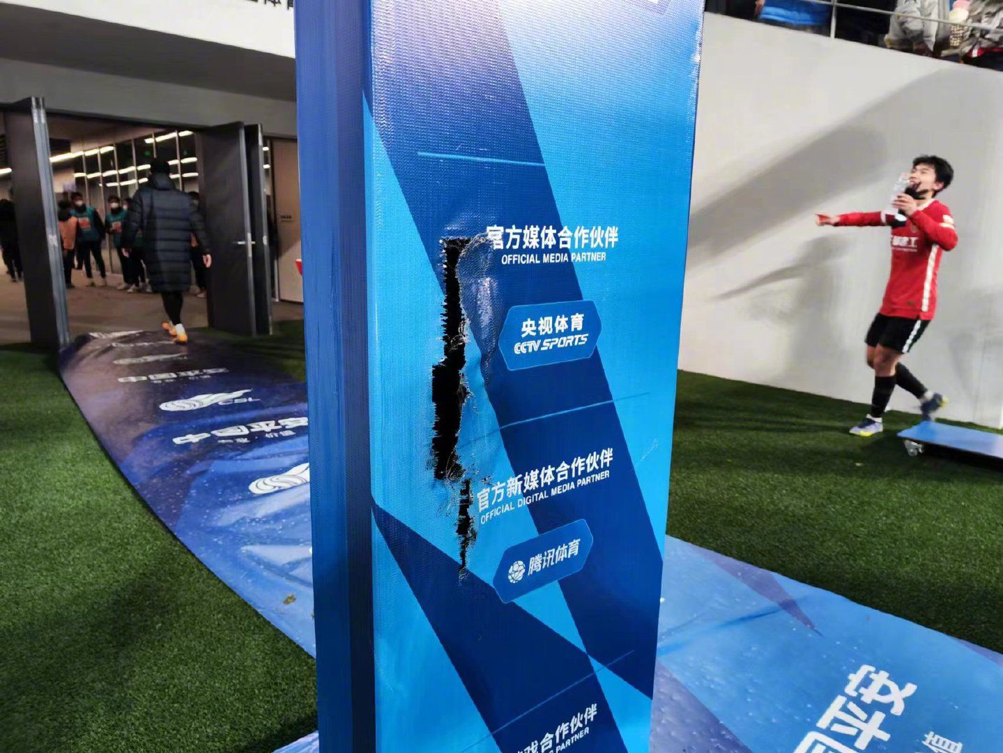 因为财政公平法案，我们无法签下一名状态出色的顶级球员，那些说假话的人需要给予我们更多的尊重。